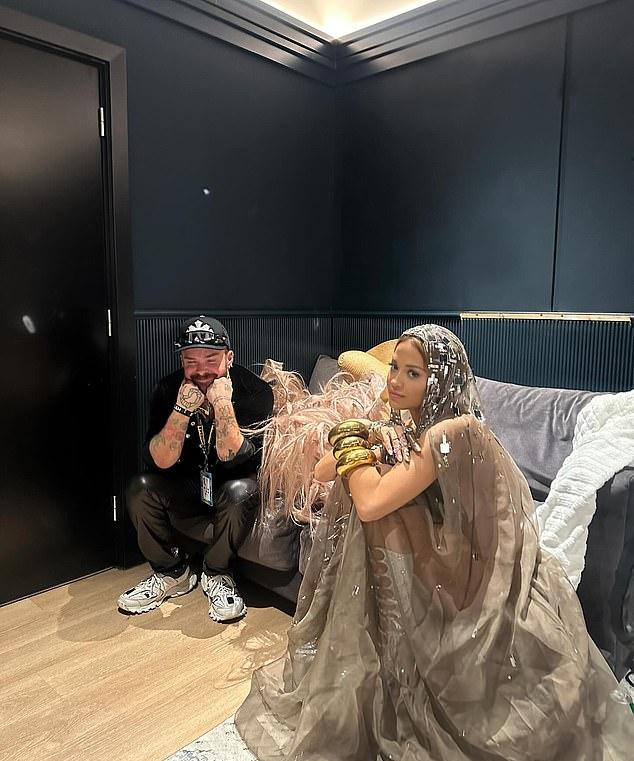 На другом фото Рита позирует на the MTV EMAs в Манчестере