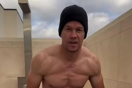 Марк Уолберг ставит на быстрый нокаут от Майка Тайсона