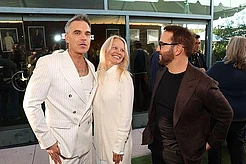 Робби Уильямс и Памела Андерсон в белом на мероприятии Deadline Contenders Film