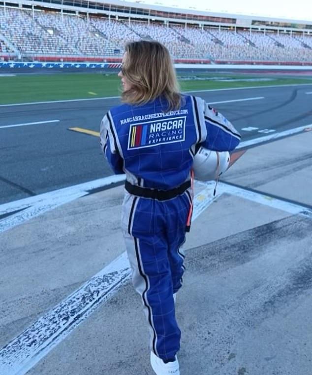 Она отметила компанию NASCAR Racing Experience, которая позволяет клиентам «взять на себя управление настоящим гоночным автомобилем NASCAR и прокатиться в одиночку по одной из главных гоночных трасс страны».