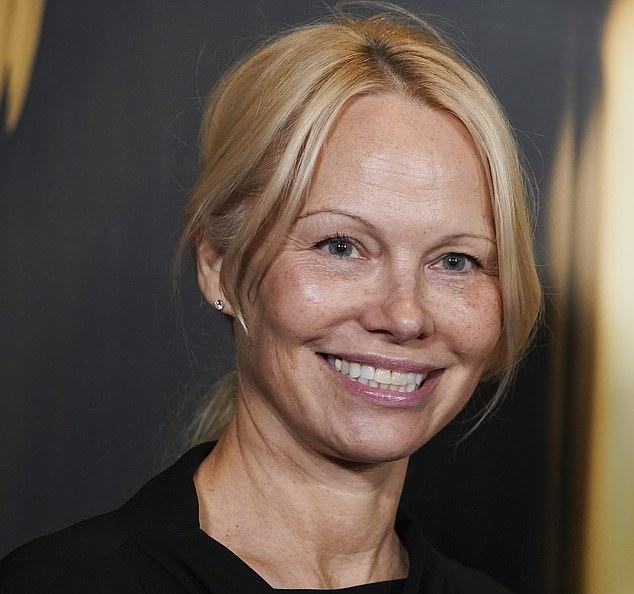 Памела одарила камеры своей фирменной улыбкой и дополнила свой образ небольшими серьгами-гвоздиками с бриллиантами.
