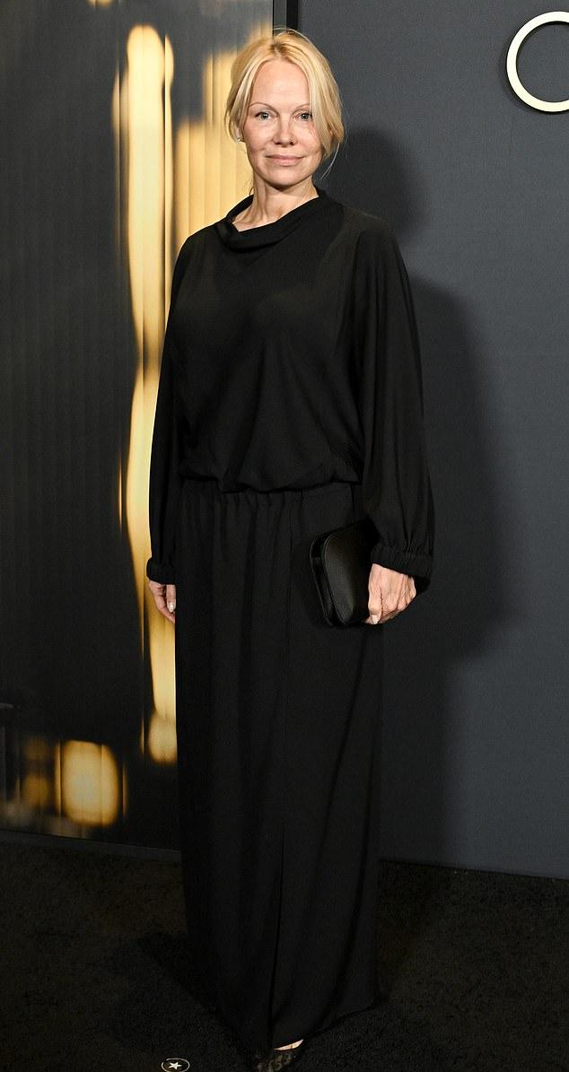 Памела Андерсон блистала в свободном длинном чёрном платье на премии Governors Awards 2024 в Лос-Анджелесе