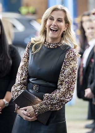 59-летняя звезда скомбинировала кожаное платье от Loewe с шёлковой блузкой в цветочный принт от ME + EM