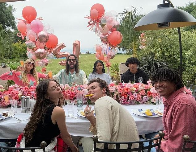 Хайди Клум поделилась видео со своим 19-летним сыном Генри во время визита к нему в колледж