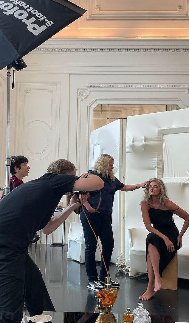 В понедельник Паулина усердно работала в качестве модели для Vogue Czechoslovakia в ателье Жан-Поля Готье в Париже
