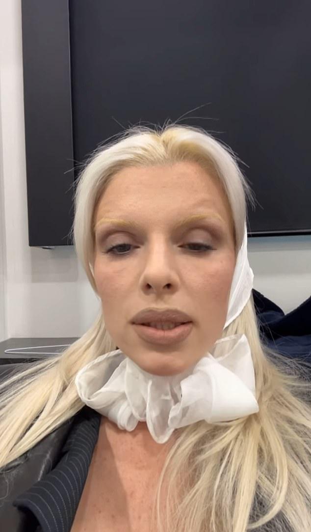 Джулия сказала: "Я читаю много предположений о своем прессе. Некоторые говорят, что это липосакция, а другие, что я мужчина. Клянусь, я просто хожу в Solidcore. Я хожу почти каждый день. А если не хожу, то пользуюсь тренажером, который купила в TikTok Shop"