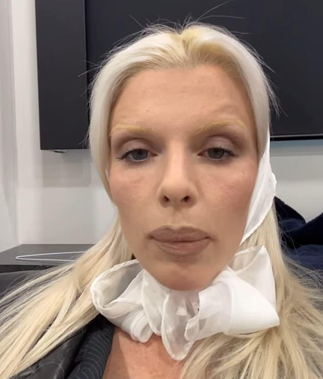 Джулия отметила: "Но вы можете купить его дешевле в магазине TikTok. В любом случае, вот оно и все. А я ем все подряд. Буквально все, что угодно, так что все!"
