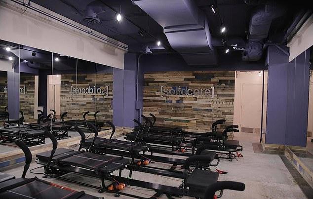 Всеамериканская сеть студий Pilates, которая предлагает 50-минутные занятия на специальных тренажерах, берет плату с клиентов Бруклина, таких как Фокс, по 22 доллара за занятие, а ежемесячная плата за абонемент варьируется от 120 до 299 долларов (кадр из сюжета 2014 года).