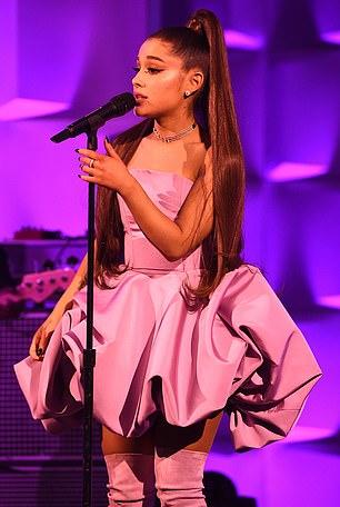 Ариана Гранде на церемонии Billboard Women In Music 2018 в Нью-Йорке в розовых ботфортах и таком же платье с открытыми плечами