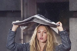 Лайла Мосс с непринужденной элегантностью появилась на улицах Нью-Йорка