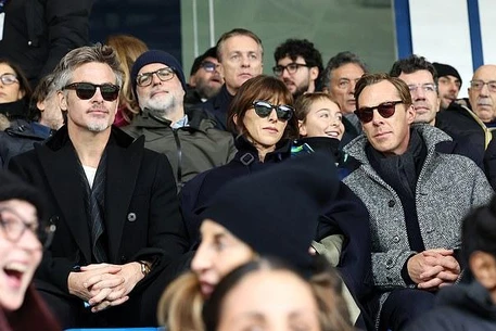 Бенедикт Камбербэтч с супругой Софи Хантер и другом Крисом Пайном на футбольном матче в Италии