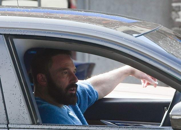 Режиссер "Арго" с густой бородой и бакенбардами за рулем одного из его многочисленных роскошных автомобилей