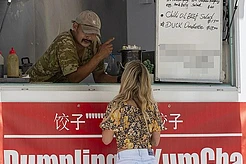 Эльза Патаки продемонстрировала стройные ноги
