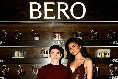 Том Холланд и Зендея провели вечер в баре