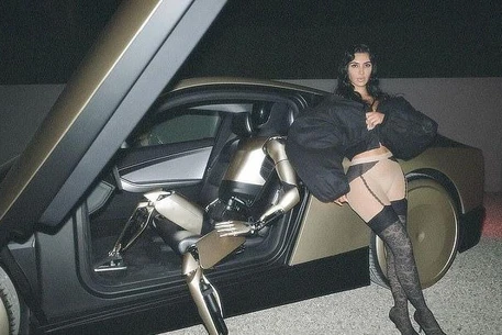 Ким Кардашьян вызвала недоумение фотосессией с роботом Tesla Илона Маска за 300 000 долларов