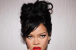 Рианна встречает праздники в огненно-красном