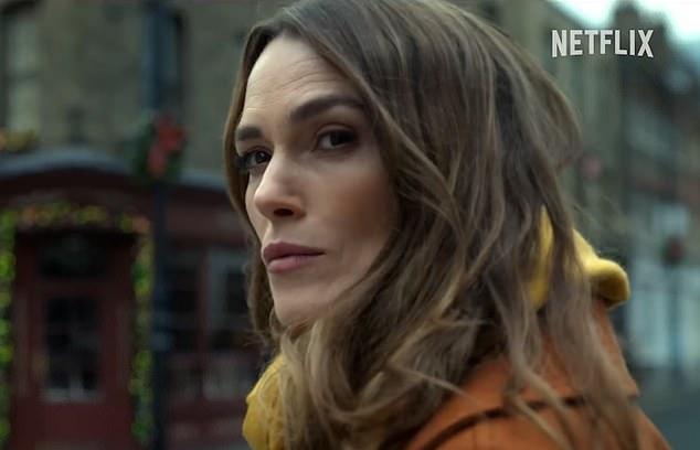 39-летняя английская актриса в главной роли в триллере Netflix «Черные голуби», в роли Хелен Вебб - шпионки и матери, которая раскрывает секреты своего мужа-политика, пока, кажется, не раскрывается ее прикрытие