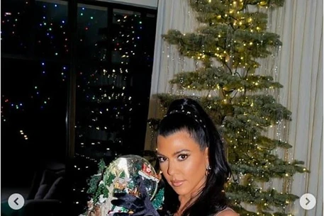 Кортни Кардашьян поделилась соблазнительными рождественскими воспоминаниями