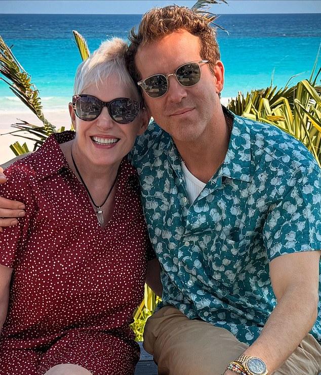Хью Джекман опубликовал фото Райана, 48 лет, который в своём instagram выложил пост с подписью "Тэм Тэм исполняется 80!!! Поздравляю мою маму, желаю ей самого счастливого дня рождения".