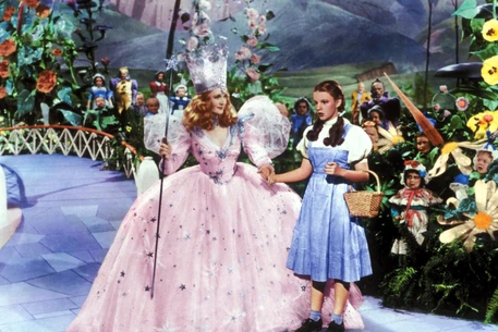 Ариана Гранде едва сдержала слезы, когда Дрю Бэрримор удивила ее особым реквизитом из оригинального фильма «Волшебник страны Оз»