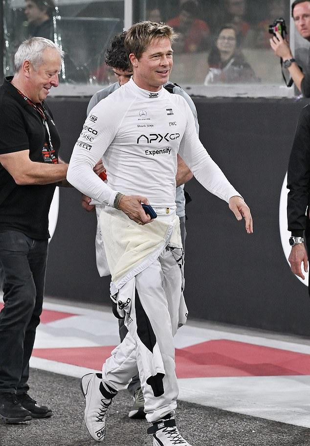 60-летний актер, сыгравший Сонни Хейса в проекте, прибыл на трассу Yas Marina Circuit во время предварительного просмотра в расстегнутом белом гоночном комбинезоне.