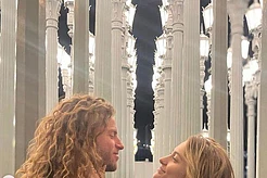 Пэрис Джексон объявила о помолвке с коллегой по группе Джастином Лонгом