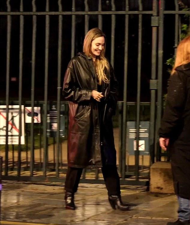 49-летняя актриса завернулась в длинное черное пальто и нацепила черные сапоги на высоком каблуке, несмотря на то, что сломала палец на ноге несколько дней назад