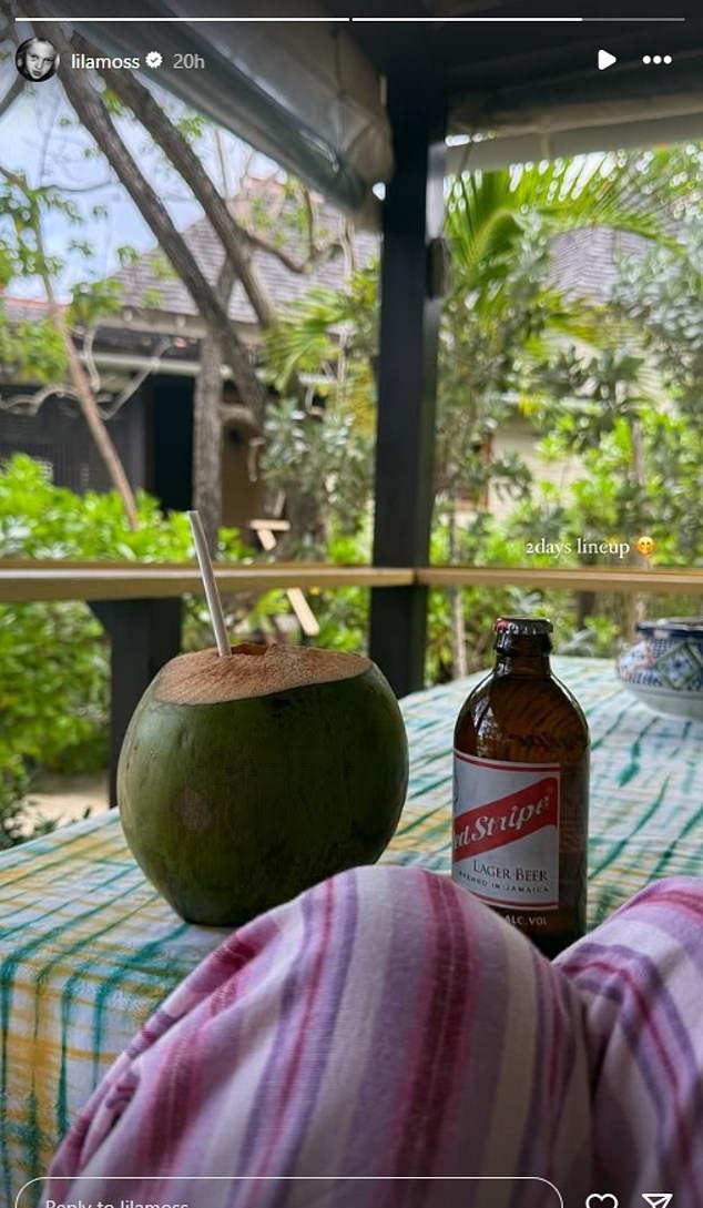 блондинка сделала несколько снимков, отдыхая на улице и потягивая пиво Red Stripe и кокосовую воду, наслаждаясь отпуском