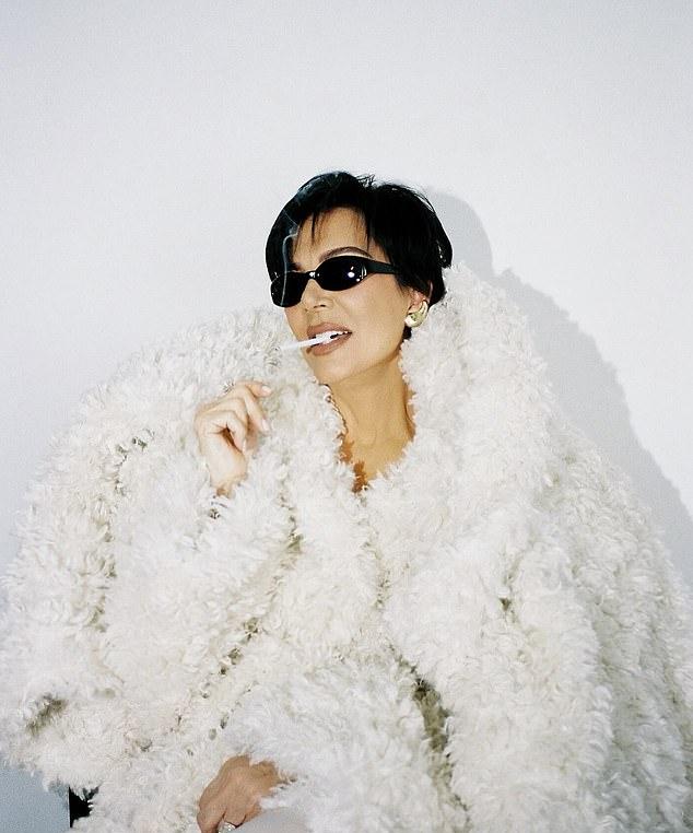 В посте она написала: «MOTHER by me for new @khy x @entire_studios coming 12/12 on khy.com»