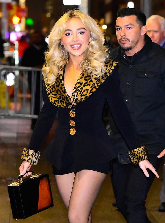 Сабрина Карпентер продемонстрировала стройные ноги мини-юбке во время прогулки по Нью-Йорку