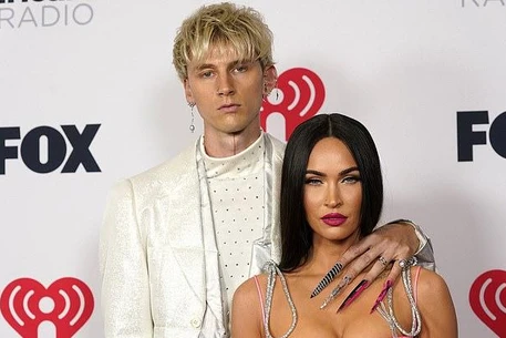 Machine Gun Kelly осознал конец отношений с Меган Фокс и покинул Калифорнию