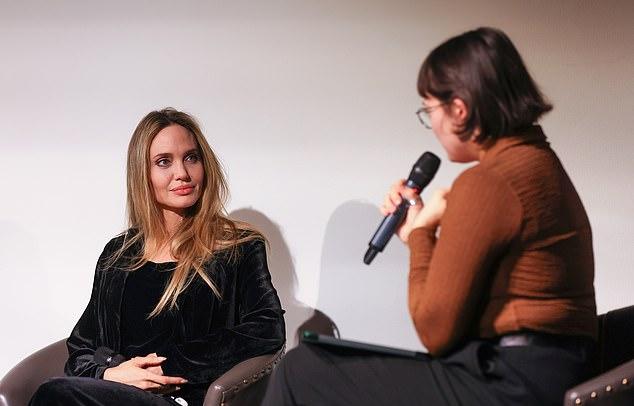Анджелина Джоли с улыбкой встретила парижский дождь на съемках фильма «Sitches»