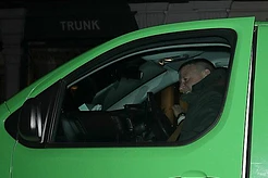 Гай Ричи привлёк всеобщее внимание, подъехав к фешенебельному ресторану Chiltern Firehouse на зеленом фургоне