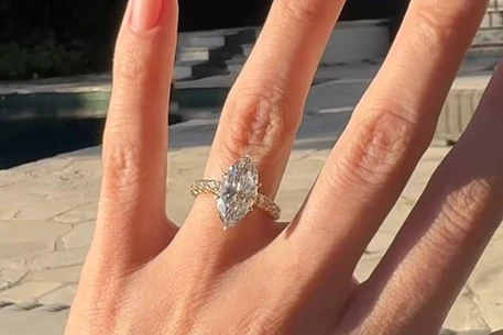 Селена Гомес продемонстрировала помолвочное кольцо с бриллиантом