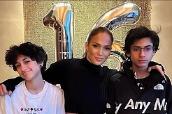 Дженнифер Лопес продемонстрировала безупречный пресс во время шопинга