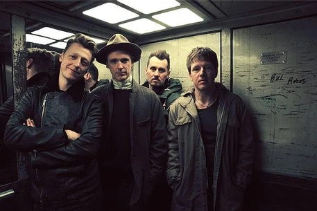 Фрэн Хили из Travis удивил посетителей паба