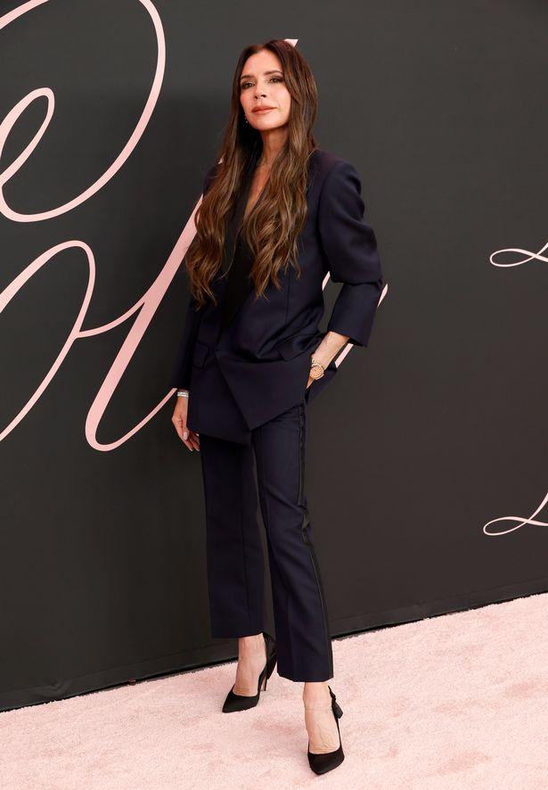 Виктория Бекхэм в прекрасном настроении общается с новой девушкой своего младшего сына