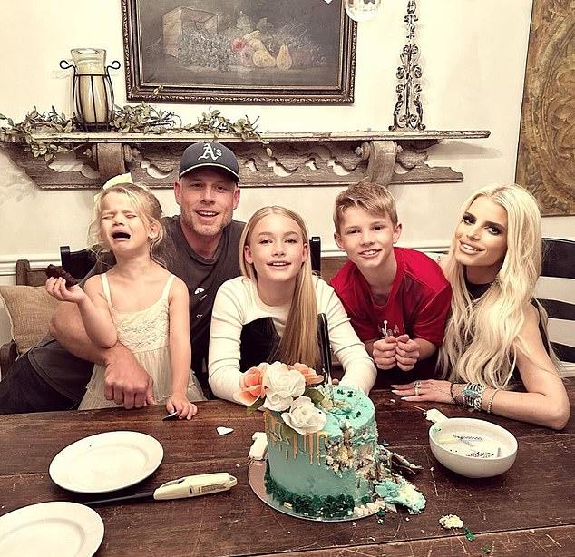 Джессика Симпсон опубликовала два новых впечатляющих портрета