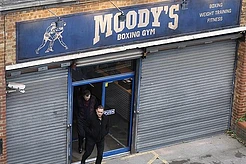 Том Харди и Гай Ричи на съемках криминальной драмы «Посредник»