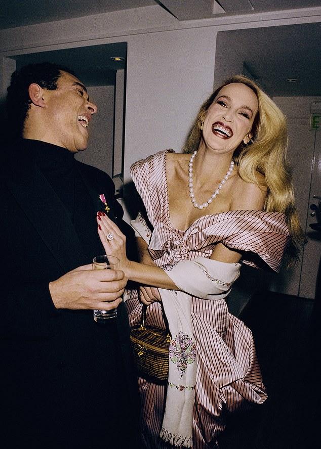 Наследница стиля: Джорджия Мэй Джаггер выкупает с аукционов вещи своей матери