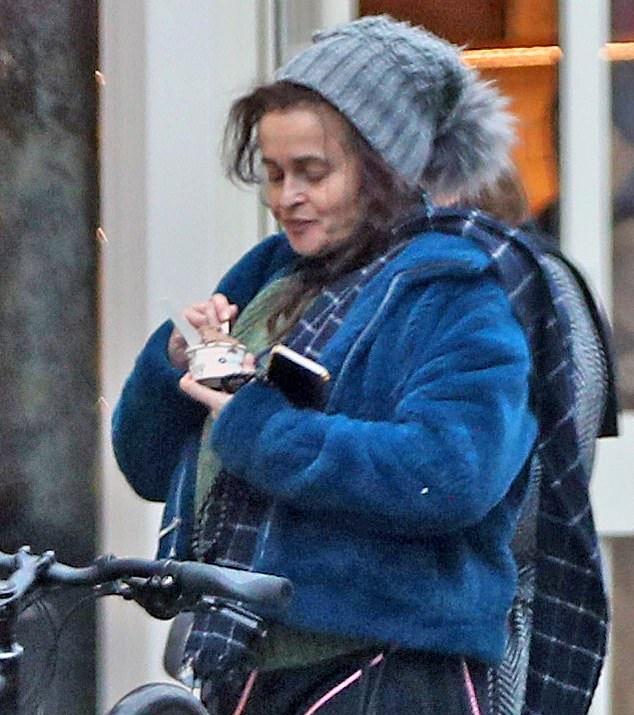 Хелена Бонэм Картер ела мороженое в четверг днем, несмотря на холодную погоду в Лондоне.