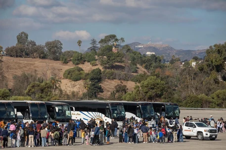 Близнецы Анджелины Джоли, Нокс и Вивьен, помогают пострадавшим от пожаров