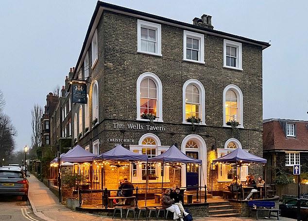 Хелена, Билли и Рай ужинали в The Wells Tavern (на фото)