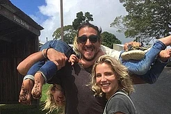 Эльза Патаки и Крис Хемсворт принимают поздравления: у младшего сводного брата испанской актрисы, Кристиана Прието, родился второй ребенок