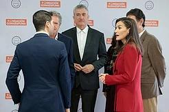 Королева Летиция привлекла всеобщее внимание своим ослепительным красным жакетом
