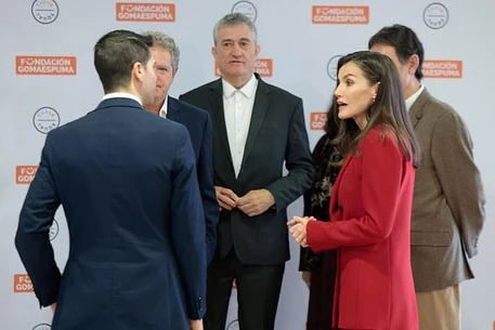 Королева Летиция привлекла всеобщее внимание своим ослепительным красным жакетом