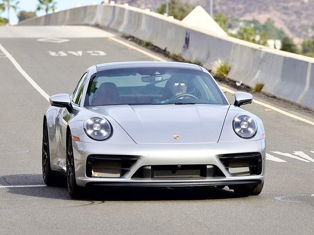 Он проехал по Голливуду на своём шикарном Porsche.