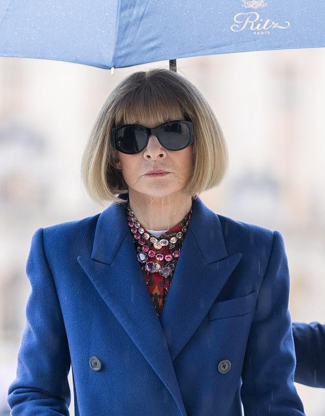 75-летняя легендарный редактор Vogue прибыла на мужской показ в столице Франции в модном наряде и неизменно в своих фирменных солнцезащитных очках