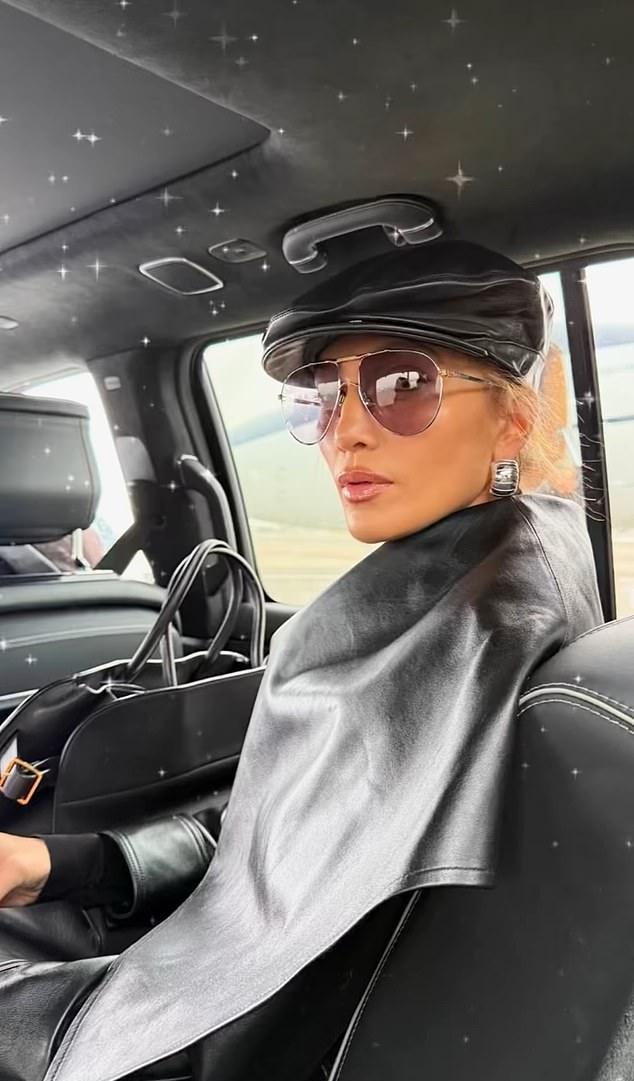 54-летняя суперзвезда, обладающая множеством талантов, поделилась на Instagram видео своего прибытия на культовый фестиваль, на котором состоится премьера её долгожданного фильма «Поцелуй женщины-паука»
