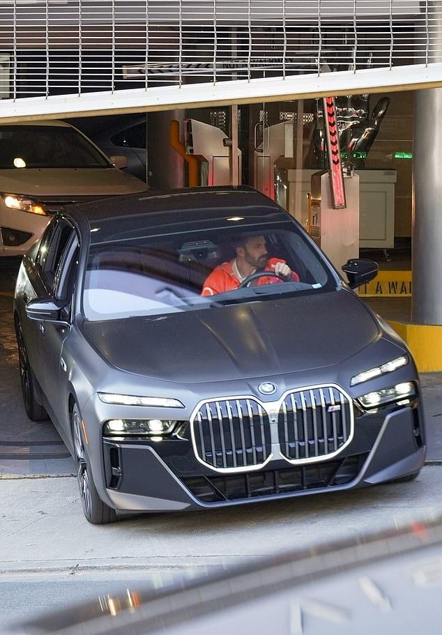 Актёр выехал со стоянки на своей шикарной BMW